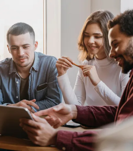 Foto de um investidor analisando dados financeiros em seu notebook e smartphone, comparando gráficos e tendências de mercado para tomar decisões estratégicas de investimento. Análise, tecnologia, investimento e tomada de decisão.